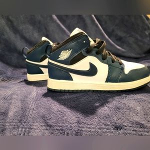 Jordan 1 Mid, White and navy and black dize 1Y
